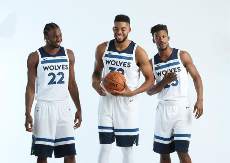 中场核心破门后致敬球迷，感人一幕（中场大将建功后向球迷致意，暖心一刻）