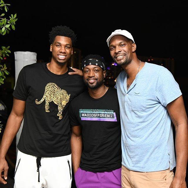 女足英联杯中发生暴力冲突，一名球员抓住对手脖子将其摔倒（女足英联杯爆发冲突：球员抓住对手颈部将其放倒）