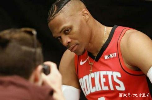 跟队记者：VAR竟然认为米兰对阵帕尔马时的点球是萨56的犯规（队记：VAR认定米兰对帕尔马那粒点球源于萨56犯规）