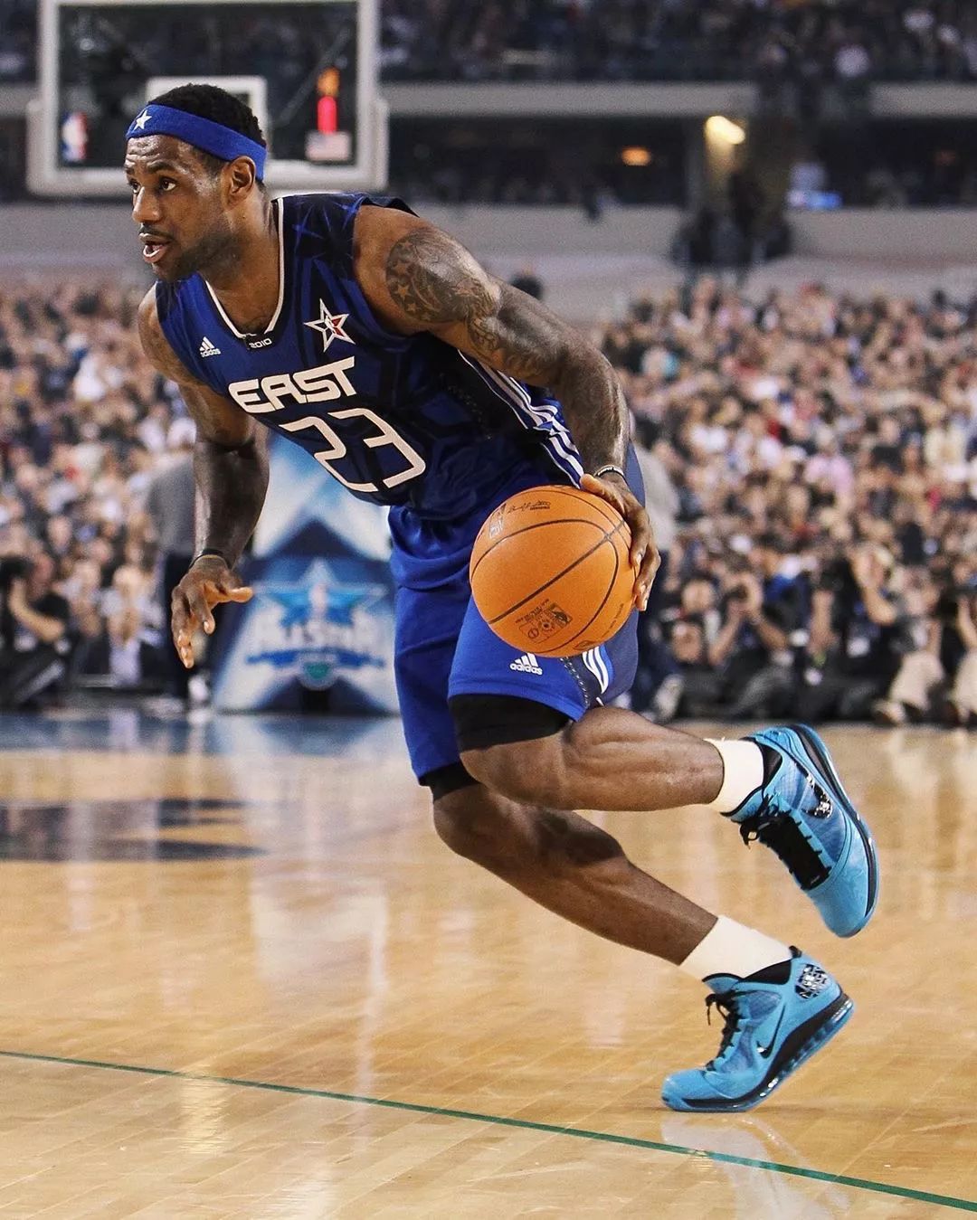 萨里：VAR工作区可以放到替补席对面，否则容易造成冲突（萨里建议将VAR区域设在替补席对侧，以免引发冲突）