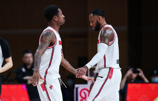 英媒：热刺有意罗德里戈和伊尔迪兹，范德芬是皇马引援目标（英媒：热刺追罗德里戈、伊尔迪兹，皇马将范德芬列为引援对象）