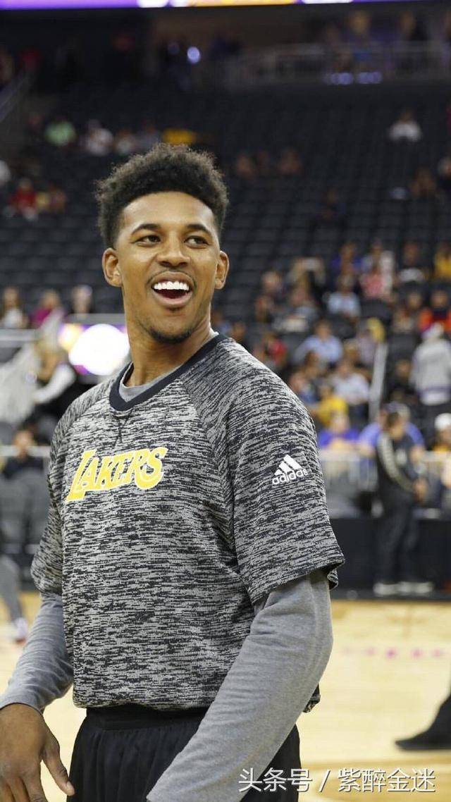 巴萨梅西自由球进球助球队领先（梅西任意球破门助巴萨领先）